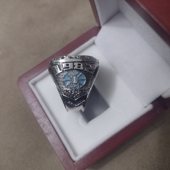 MICHAEL JORDAN 1982 HANDMADE SIZE 11 UNC CHAMPIONSHIP RING w/CHERRY HARDWOOD SET - Picture 7 of 14